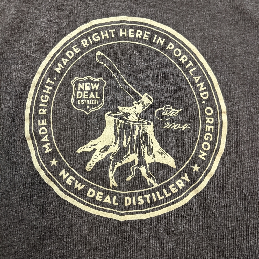 3/$20 🍂 New Deal Distillery Portland T-shirt